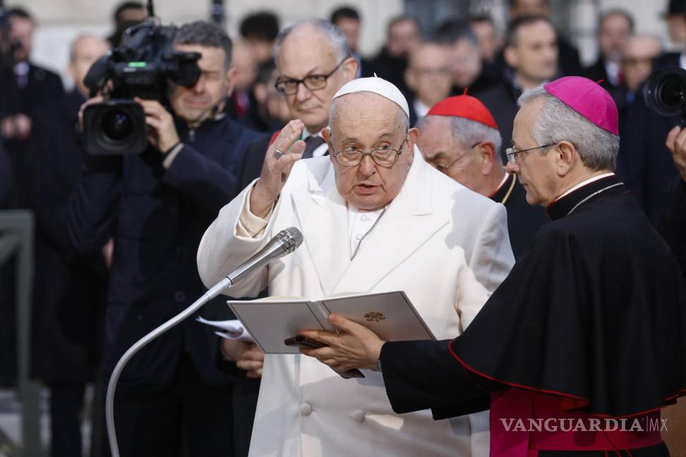 $!El Papa Francisco (C) durante la oración de celebración de la Inmaculada Concepción, en la Plaza de España, en Roma, Italia.