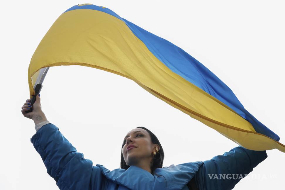 $!Maria Litichevska sostiene una bandera ucraniana durante una protesta en oposición a la administración Trump frente al Ayuntamiento de San Francisco.