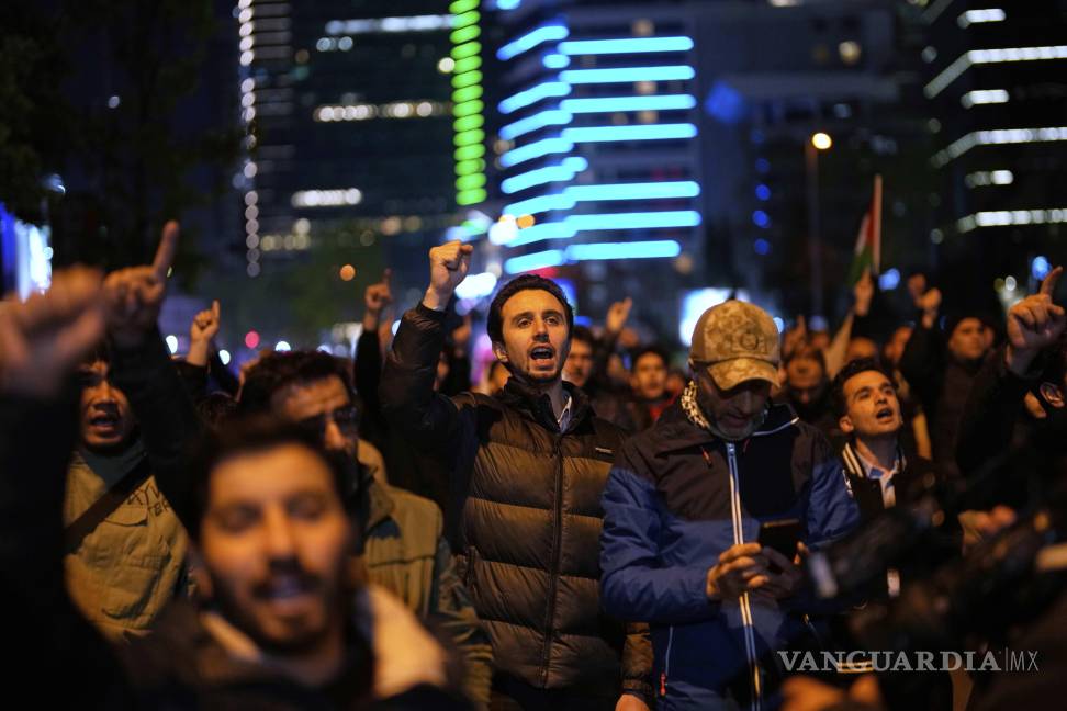 $!Protesta contra un ataque con drones israelíes contra un buque que transportaba ayuda a Gaza en aguas internacionales frente a Malta, frente al consulado israelí en Estambul.