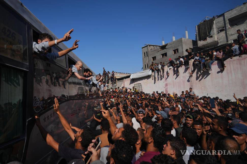 $!La gente se reúne para saludar a los presos palestinos que llegan en autobuses a la Franja de Gaza tras su liberación de cárceles israelíes.