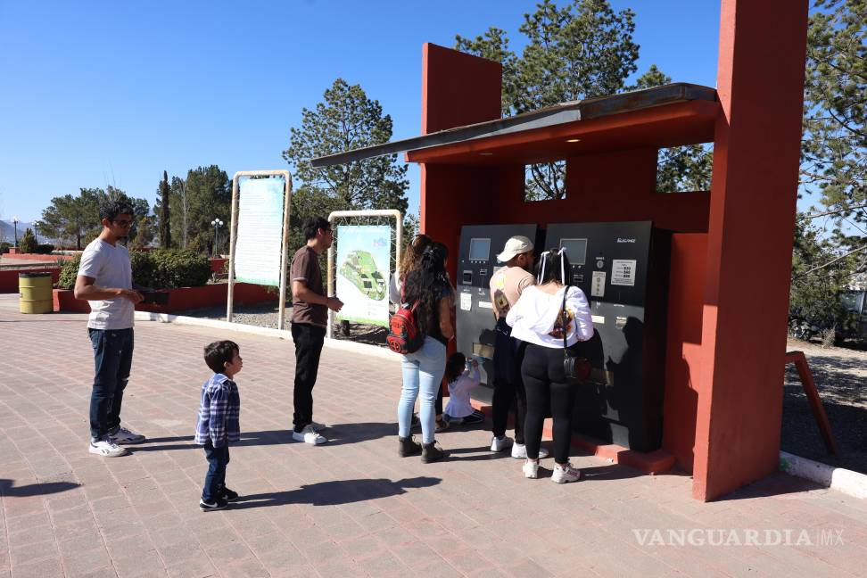 $!El Museo del Desierto recibió una gran afluencia de público durante el puente largo, pero la espera para pagar en el estacionamiento generó molestias.