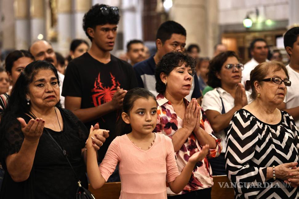 $!Fieles se congregaron en la Catedral de Santiago de Saltillo para venerar la reliquia de primer grado de Carlo Acutis, el primer santo millennial de la Iglesia.