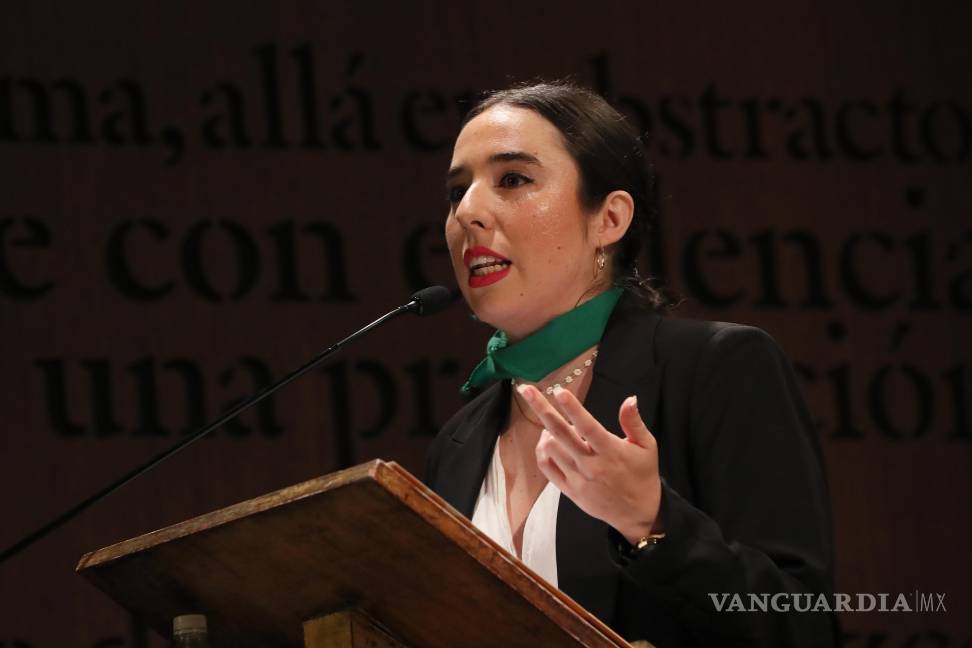 $!La coordinadora nacional de REDefine México, Cristina Santana, habla durante una rueda de prensa en la que se presentó el nuevo estudio en Ciudad de México.