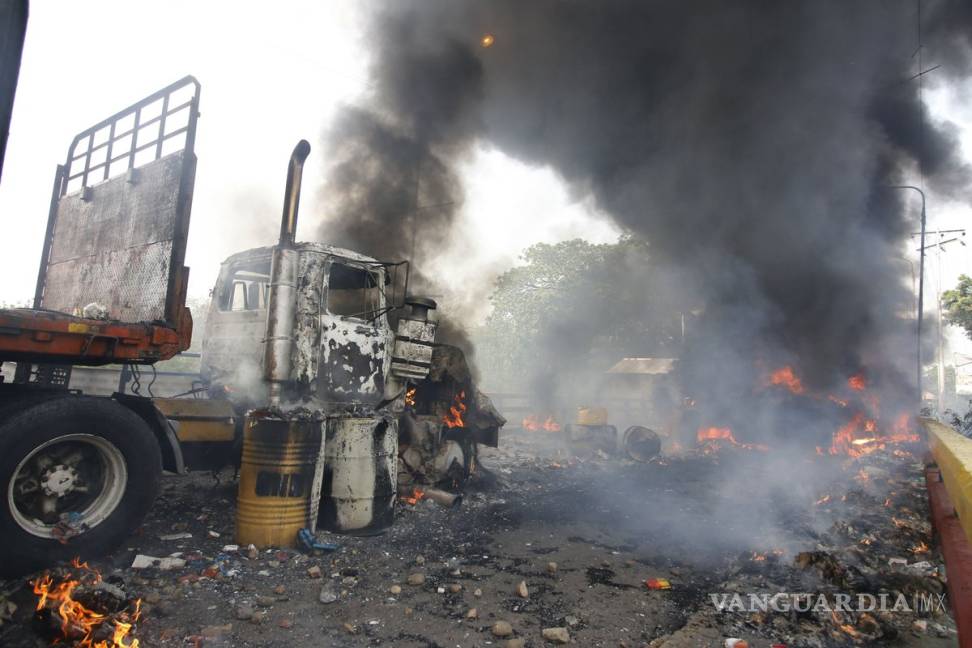$!Incendian y destruyen tres camiones con comida y medicamentos en frontera de Venezuela