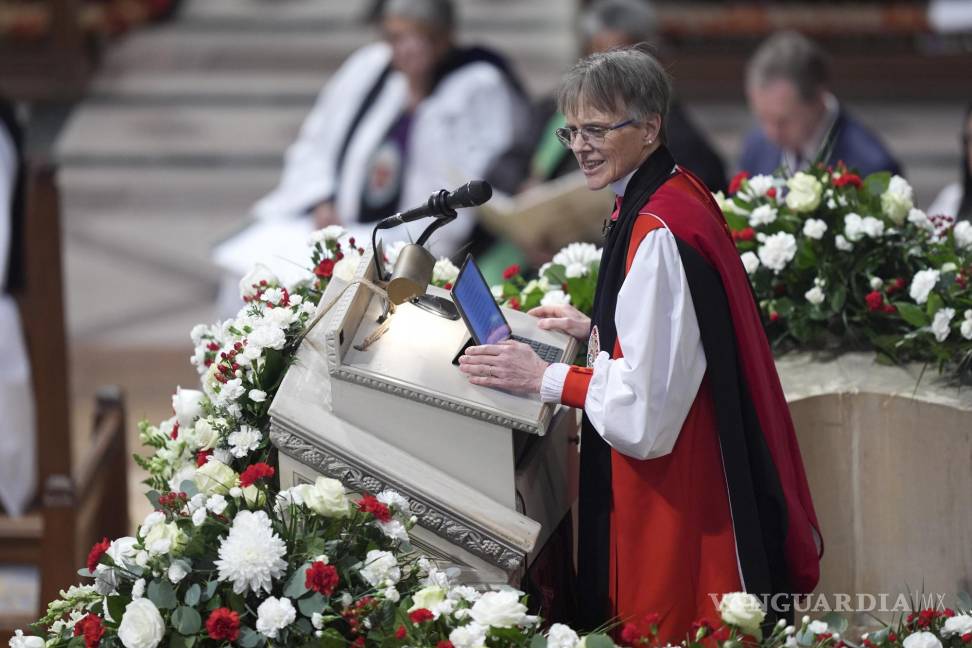 $!La obispa Mariann Budde dirige el servicio nacional de oración al que asistió el presidente Donald Trump en la Catedral Nacional de Washington.