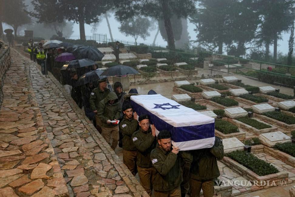 $!Soldados israelíes cargan el ataúd del reservista Elkana Vizel en su funeral en el cementerio militar Monte Herzl en Jerusalén, el martes 23 de enero de 2024.