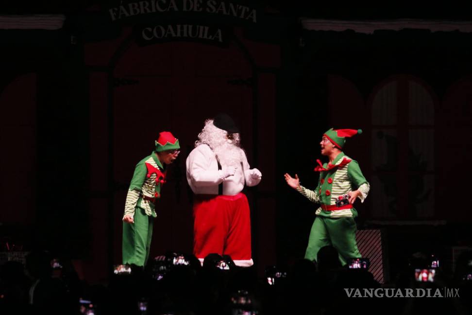 $!En el lugar se tuvo un espectáculo navideño con personajes típicos de la temporada.