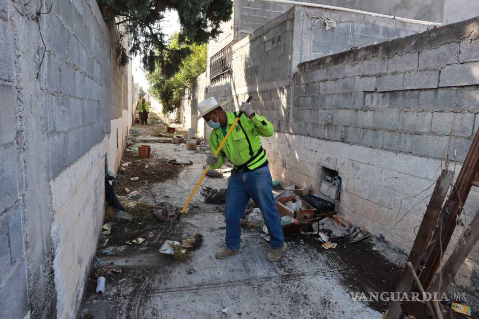 $!Cuadrillas municipales realizaron jornadas de limpieza en callejones de la colonia Morelos, retirando basura, maleza y escombro para prevenir riesgos y mantener un entorno seguro.