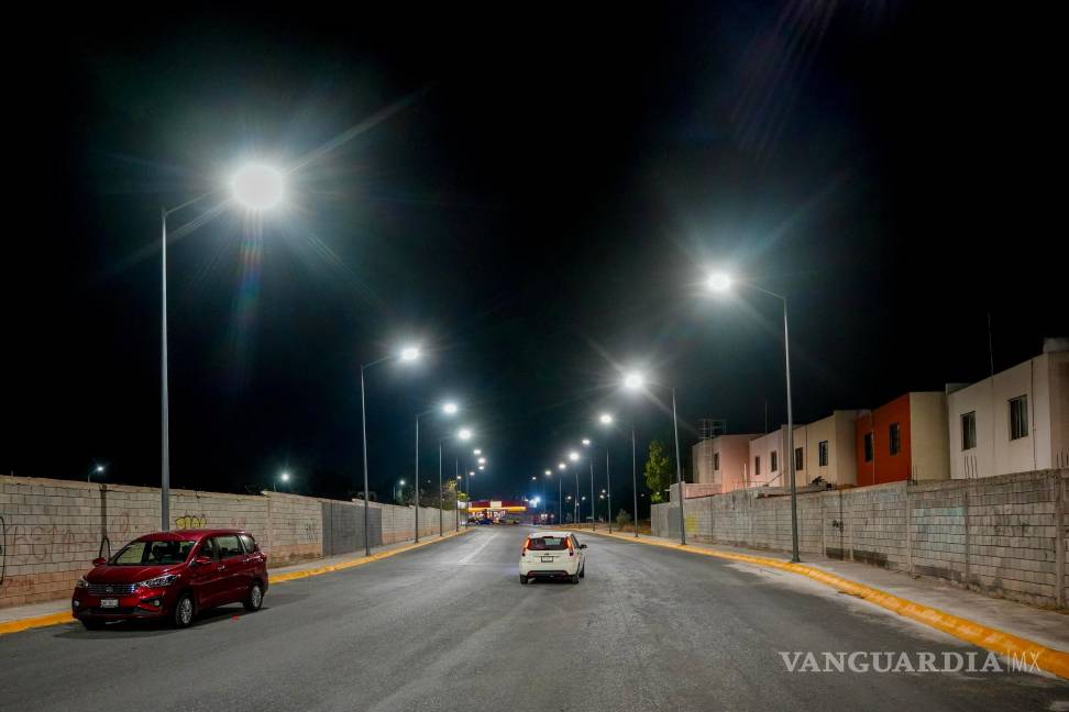 $!Se instalaron 52 bases de concreto y 52 arbotantes de nueve metros, con luminarias de 150 watts de tecnología eficiente.
