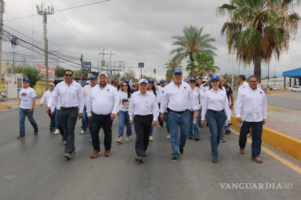 $!Coordinadores, académicos y alumnos marcharon con el Rector (centro) a la cabeza.