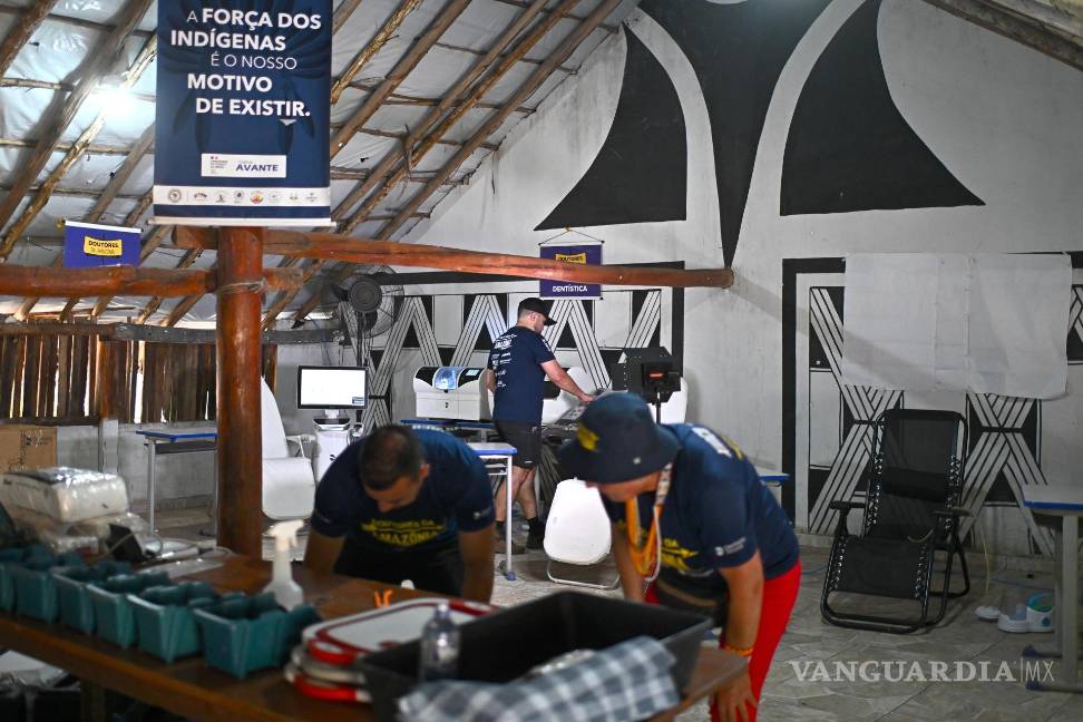 $!Odontólogos y oftalmólogos voluntarios preparan equipos médicos en una habitación el 28 de septiembre de 2025 en la Aldea Kamayurá, Brasil.