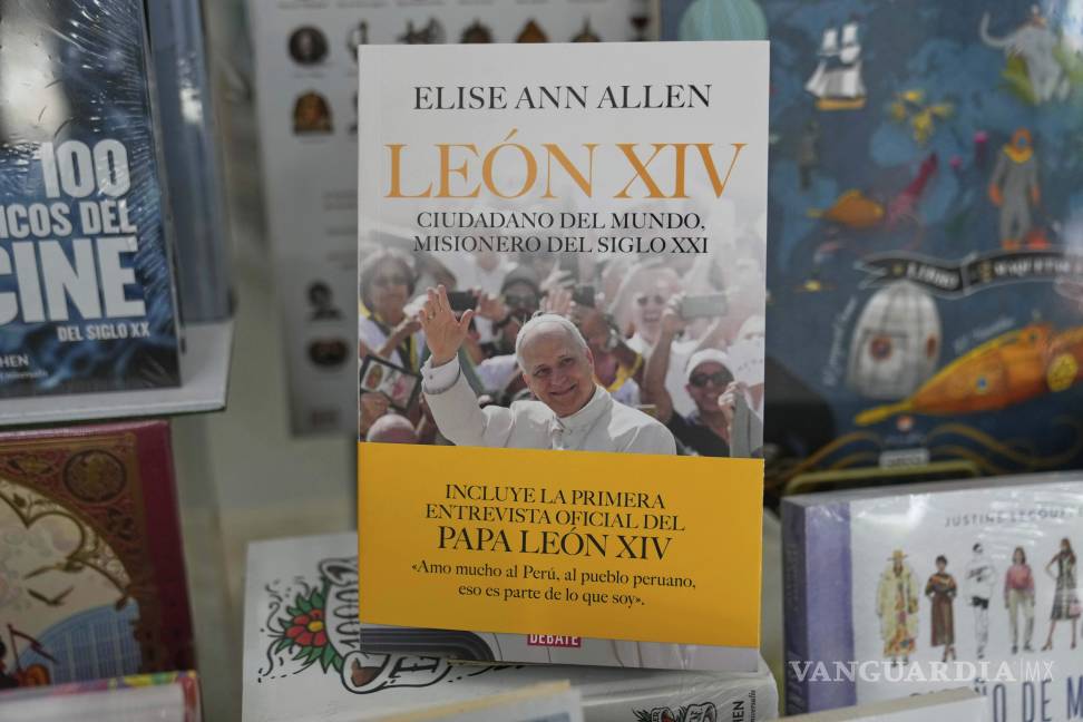 $!Un ejemplar de “León XIV, ciudadano del mundo, misionero del siglo XXI”, de Elise Ann Allen, se exhibe a la venta en una librería de Lima, Perú.