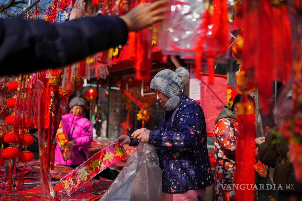 $!Residentes compran decoraciones para atraer la prosperidad en la víspera del Año Nuevo Lunar, en Beijing.
