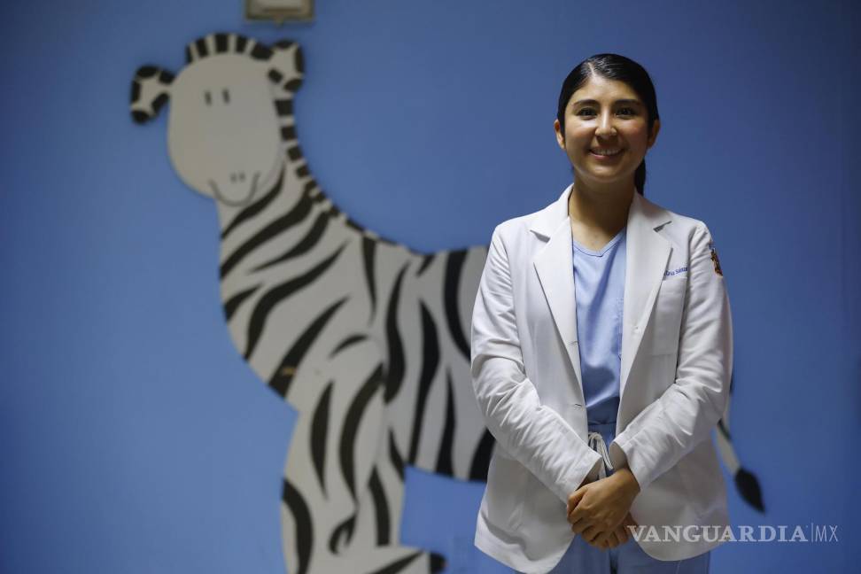 $!La encargada del área de lactancia del Hospital Civil 'Dr. Juan I. Menchaca', Paula de la Cruz Salazar, en Guadalajara (México).