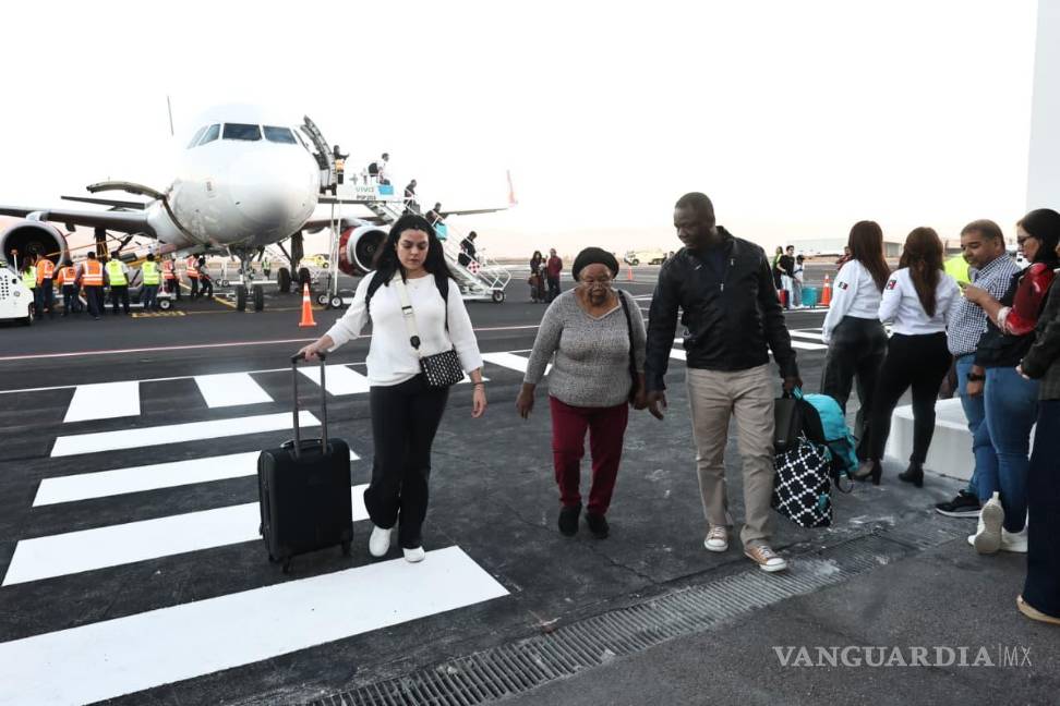 $!Los viajeros coincidieron en que la nueva ruta aérea facilita los viajes frecuentes entre Saltillo y la Ciudad de México.