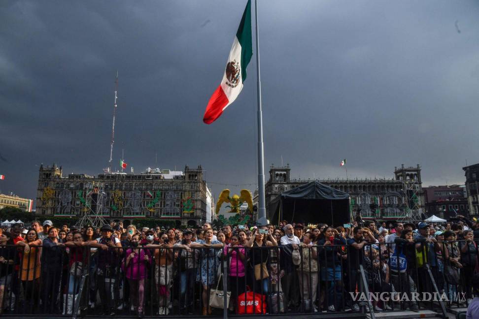 $!Decenas personas observan el festival de música Zócalo, lindo y querido. Maratón de mariachis de la Ciudad de México realizado en el zócalo capitalino.