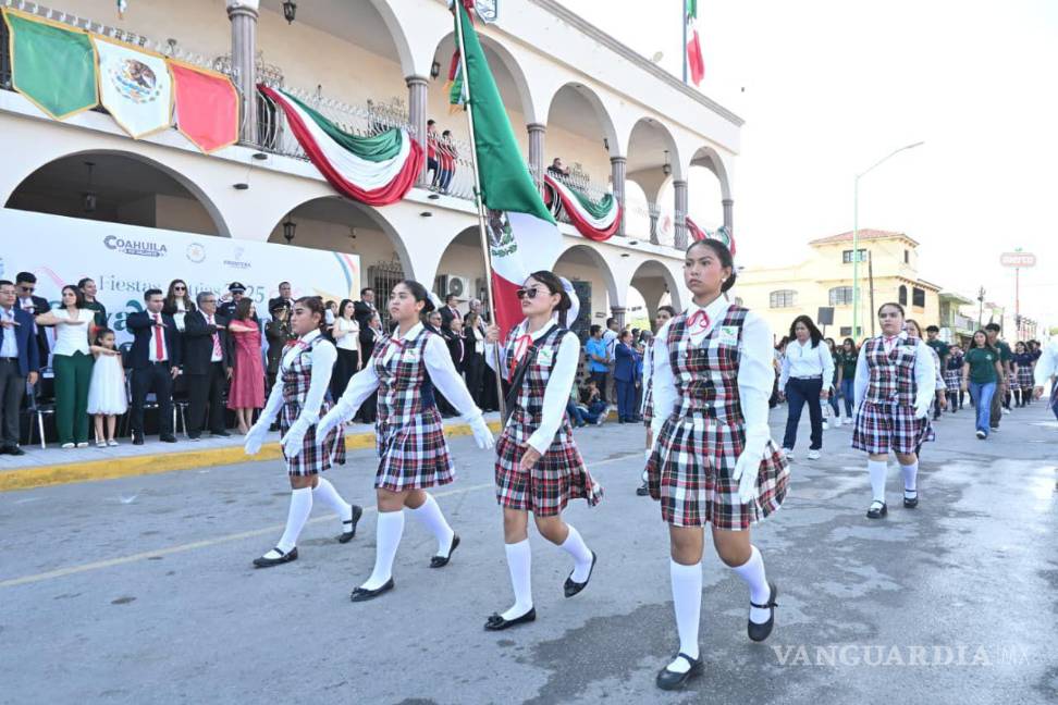 $!Contingentes escolares, Ejército Mexicano y autoridades locales participaron en una jornada que honró la memoria de los héroes nacionales.