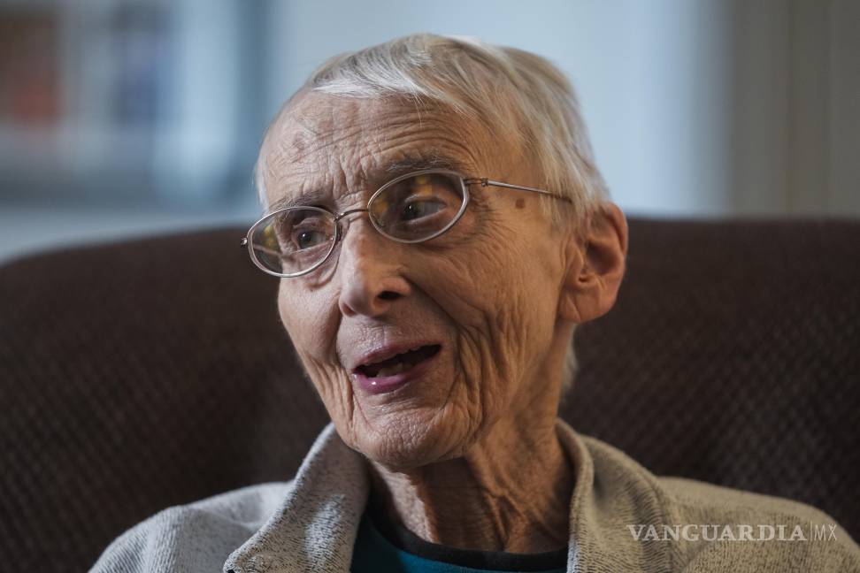 $!La hermana Pat Murphy, de 95 años, monja de las Hermanas de la Misericordia, habla sobre su tiempo ayudando a familias inmigrantes en Alsip, Illinois.