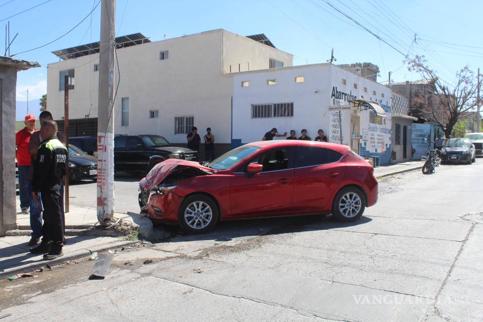 Adolescente ocasiona choque múltiple, en Saltillo