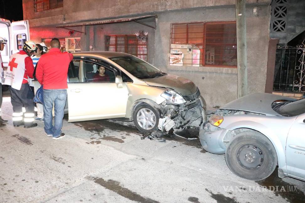 Por esquivar a motociclista se estrella con auto estacionado