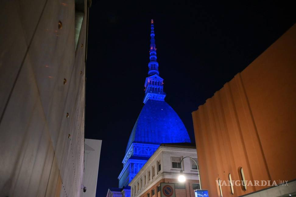 $!Los colores azul y blanco iluminaron la emblemática Mole Antonelliana de la ciudad en Turín, Italia en solidaridad con Israel.
