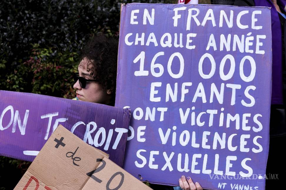 $!Una persona con una pancarta que dice “En Francia, 160,000 niños son víctimas de violencia sexual” en Vannes, Francia.