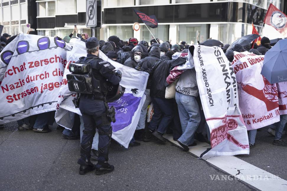 $!Varias personas participan en una manifestación en el Día Internacional de la Mujer en Zúrich, Suiza.