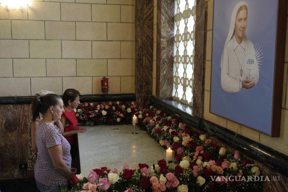 $!Varias fieles rezan junto a la tumba de la santa María Carmen Rendiles, en la escuela Belén dirigida por su congregación, en donde reposan sus restos.
