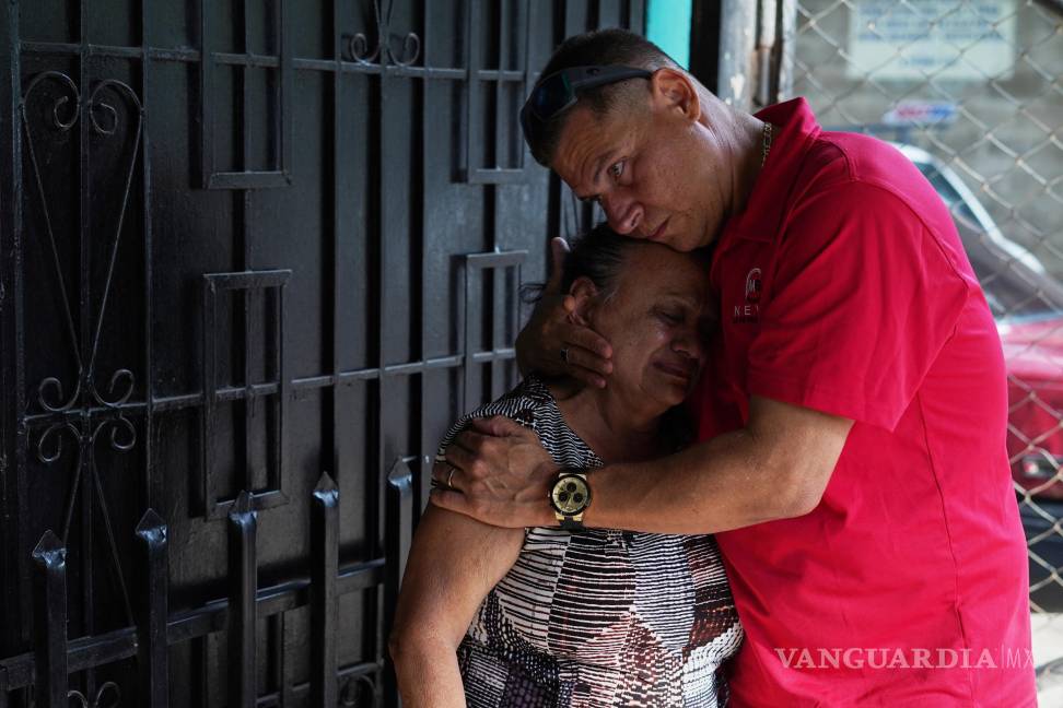 $!Mario Guevara abraza a su cuñada Gina Sáenz al llegar a la casa de un familiar luego de ser deportado de Estados Unidos, en Apopa, El Salvador.