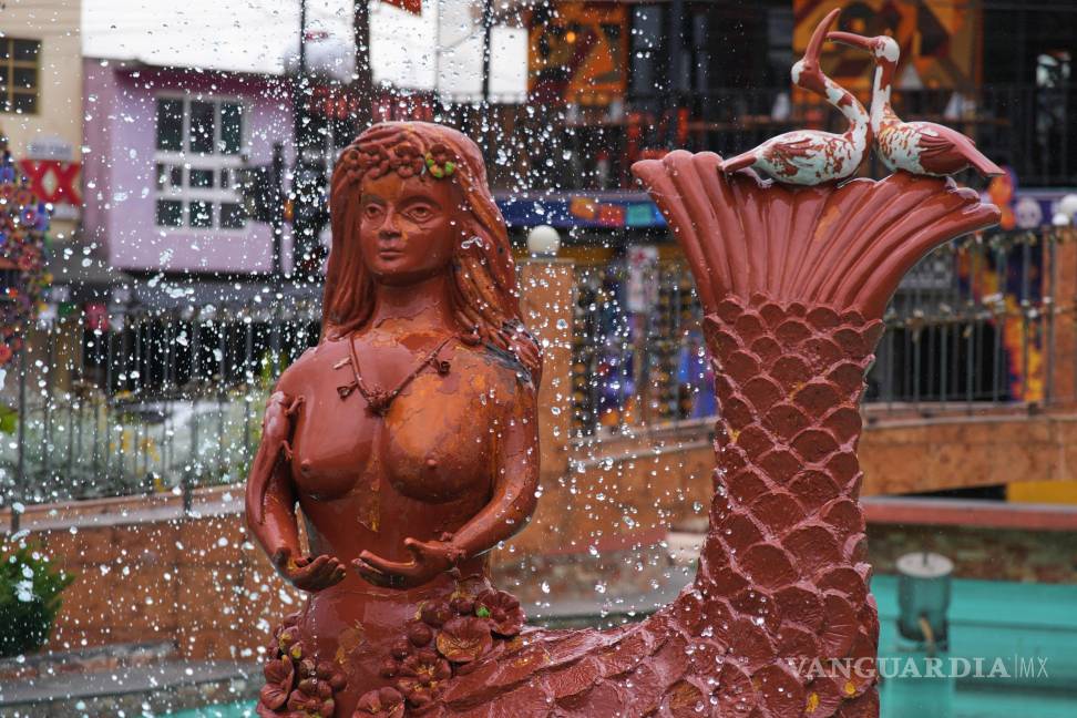 $!Una fuente con la figura de Tlanchana, mitad mujer, mitad serpiente, que según la leyenda gobernó las aguas que rodean la ciudad, en la plaza principal de Metepec.