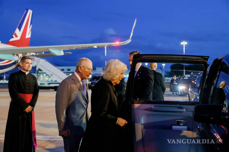 $!El rey Carlos III de Gran Bretaña y la reina Camila llegan al aeropuerto Ciampino, a las afueras de Roma, un día antes de su visita de Estado al Vaticano.