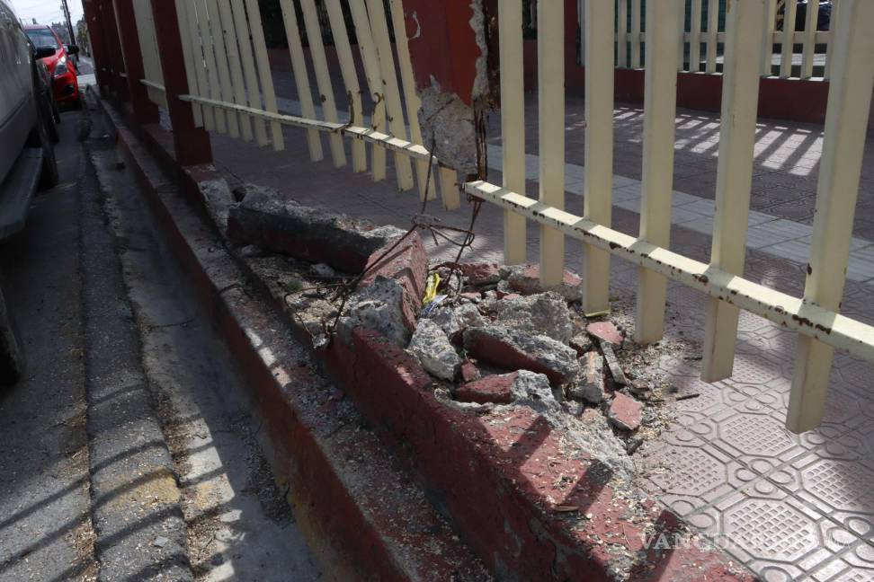 $!Daños a la malla protectora por un percance vial durante el receso escolar pasado.