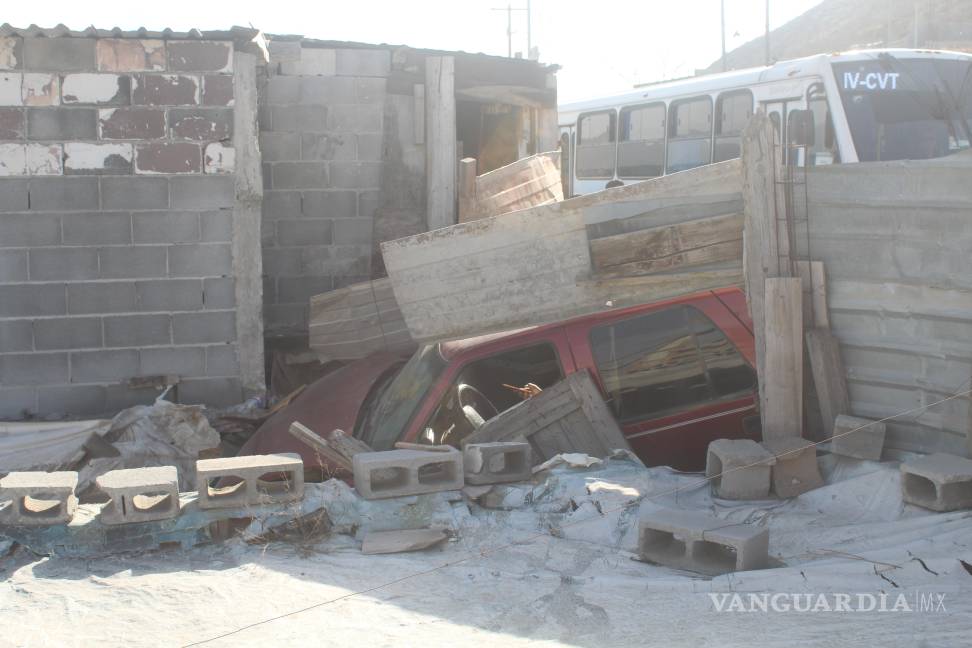 Choca, atropella a dos niños y una mujer y cae al patio de una casa, en Saltillo