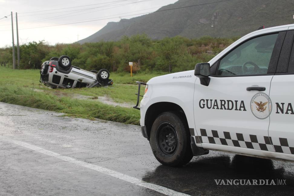 Vuelca camioneta en la carretera Torreón–Saltillo con tres menores a bordo