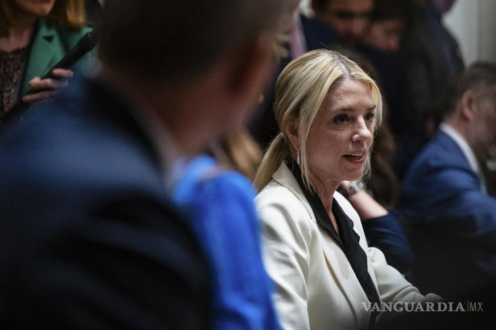 $!La fiscal general Pam Bondi en una reunión del Gabinete. El Departamento de Justicia solicitó hacer públicos los testimonios en el proceso Epstein.
