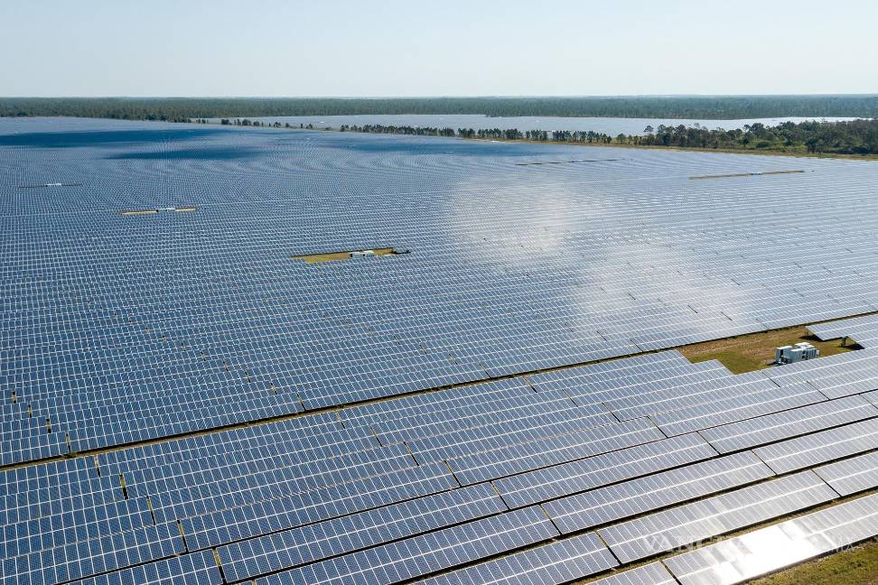 $!Vista del parque de paneles fotovoltaicos en Babcock Ranch, en Florida, este es el primer pueblo a prueba de huracanes de Estados Unidos.