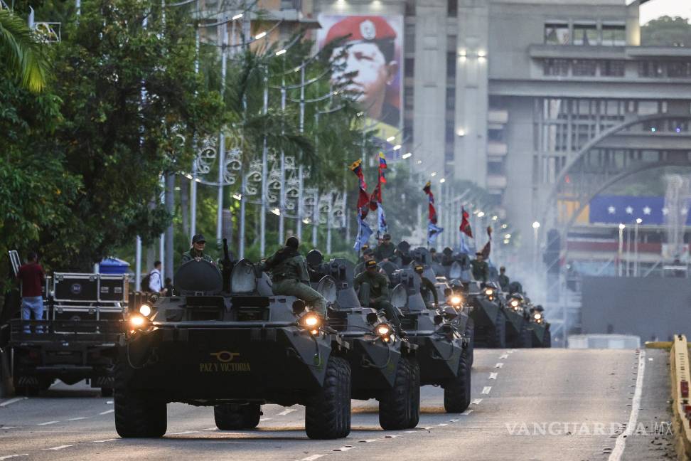 $!Vehículos blindados circulan por una calle durante una marcha organizada por el gobierno en apoyo del presidente, Nicolás Maduro, en Caracas, Venezuela.