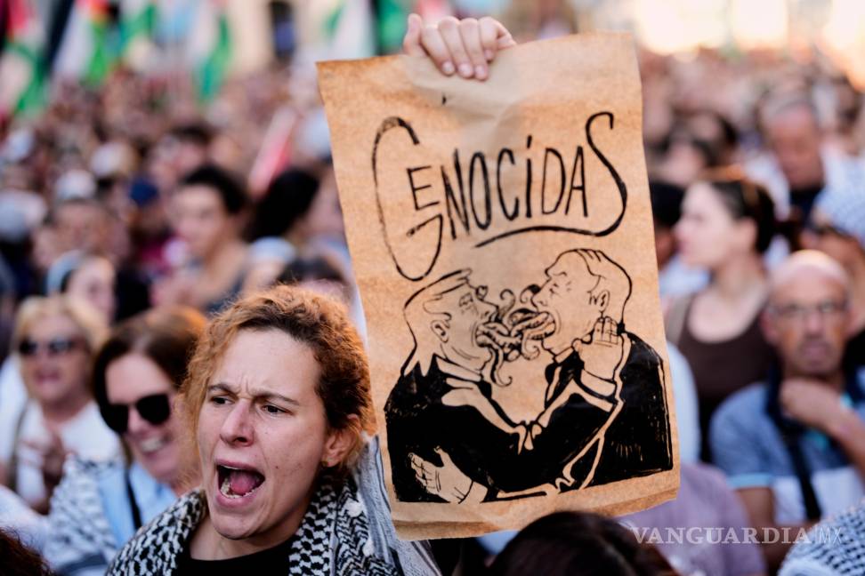 $!Manifestantes pro-palestinos protestan en Madrid en solidaridad con la Flotilla Global Sumud tras la interceptación de barcos por parte de la armada israelí.