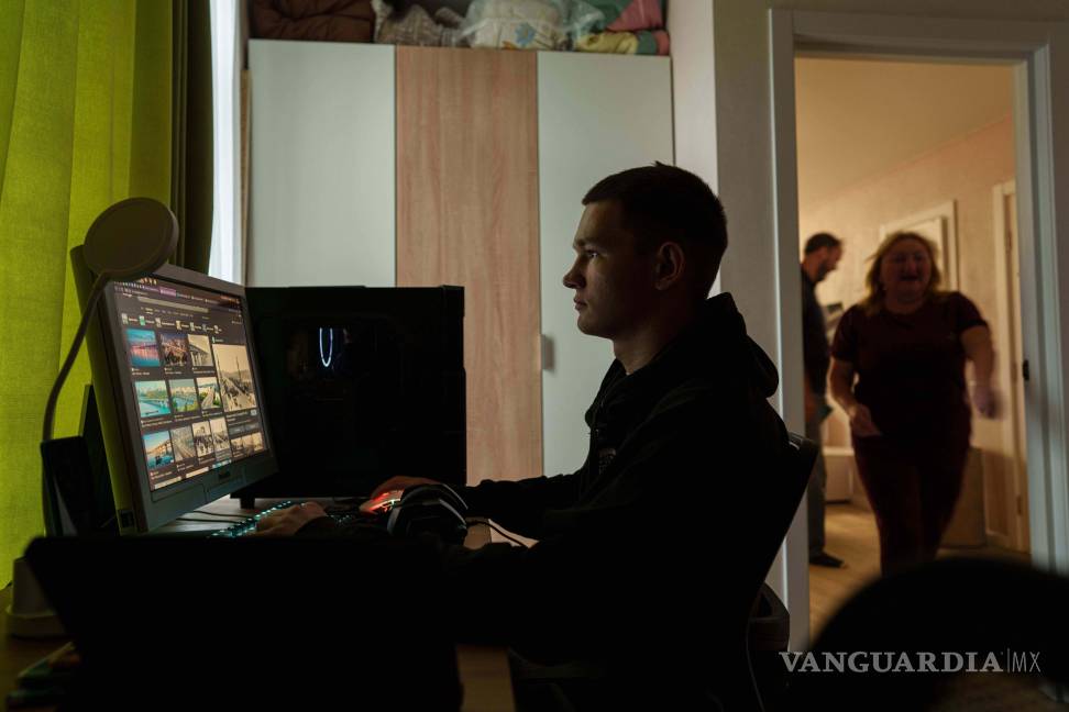 $!Mykyta Bogomol, de 16 años, trabaja en una computadora en el complejo Hansen Village donde vive en un hogar de acogida en Tarasivka, Ucrania.