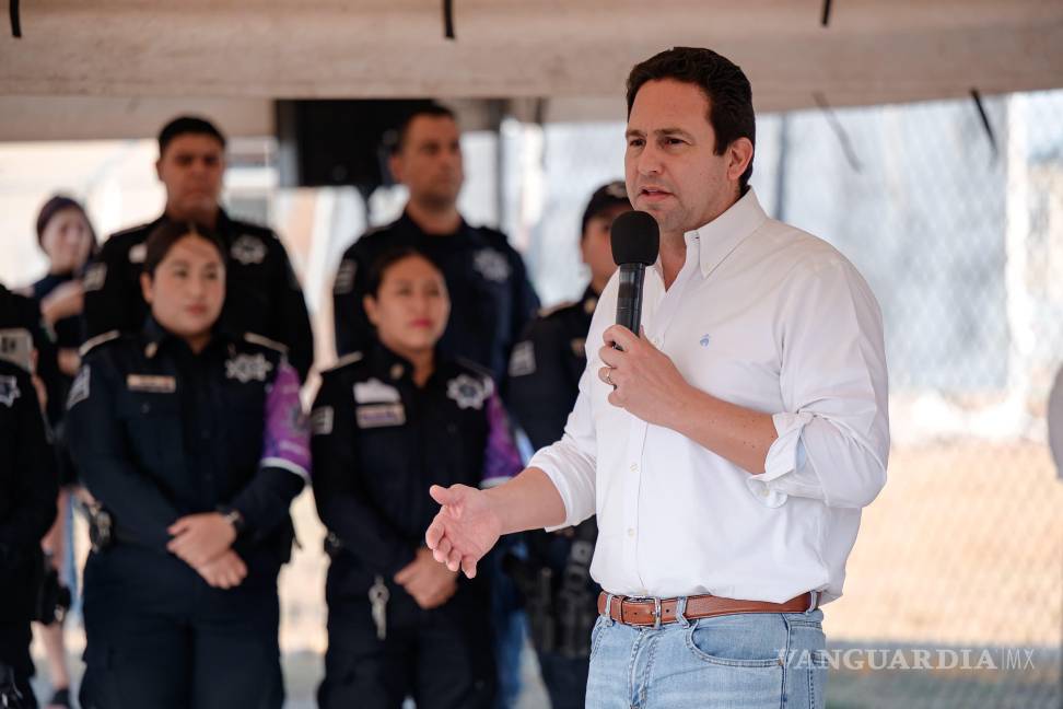 $!Autoridades estatales, municipales y empresarios acompañaron la entrega de la oficina móvil, como parte de una estrategia integral para mantener a Saltillo como una ciudad segura.