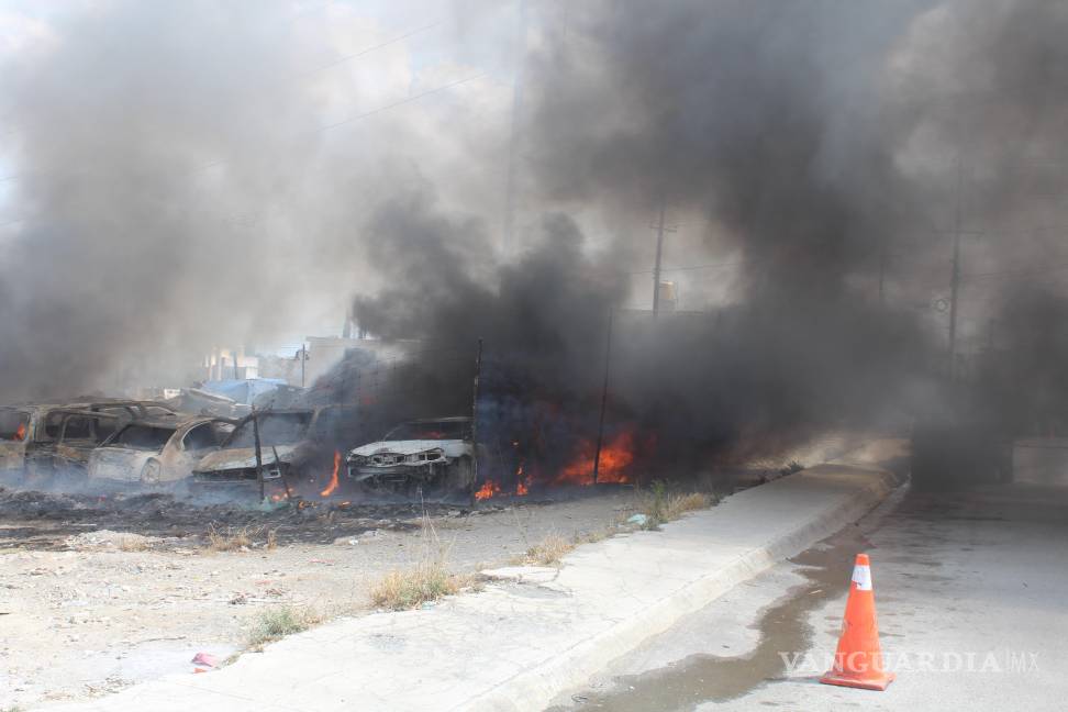 Incendio arrasa con 17 autos, en Saltillo
