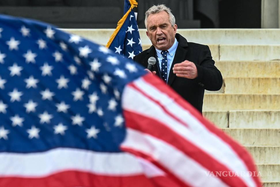 $!Robert F. Kennedy Jr. en una manifestación contra las normas sobre vacunas y mascarillas, en Washington, el 23 de enero de 2022.