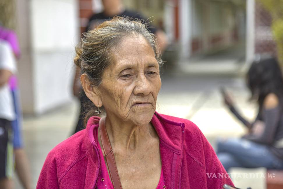$!Doña María del Refugio, vecina de la Guayulera, tardó más de 15 minutos en votar.