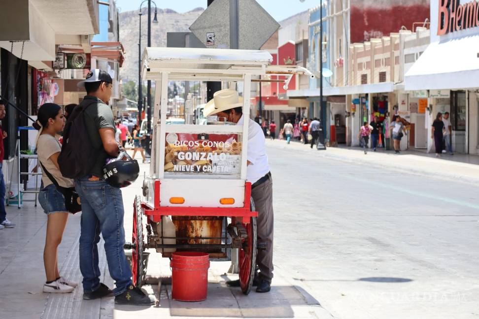 $!Con este calor se antoja refrescarse con un cono de nieve o agua fresca.