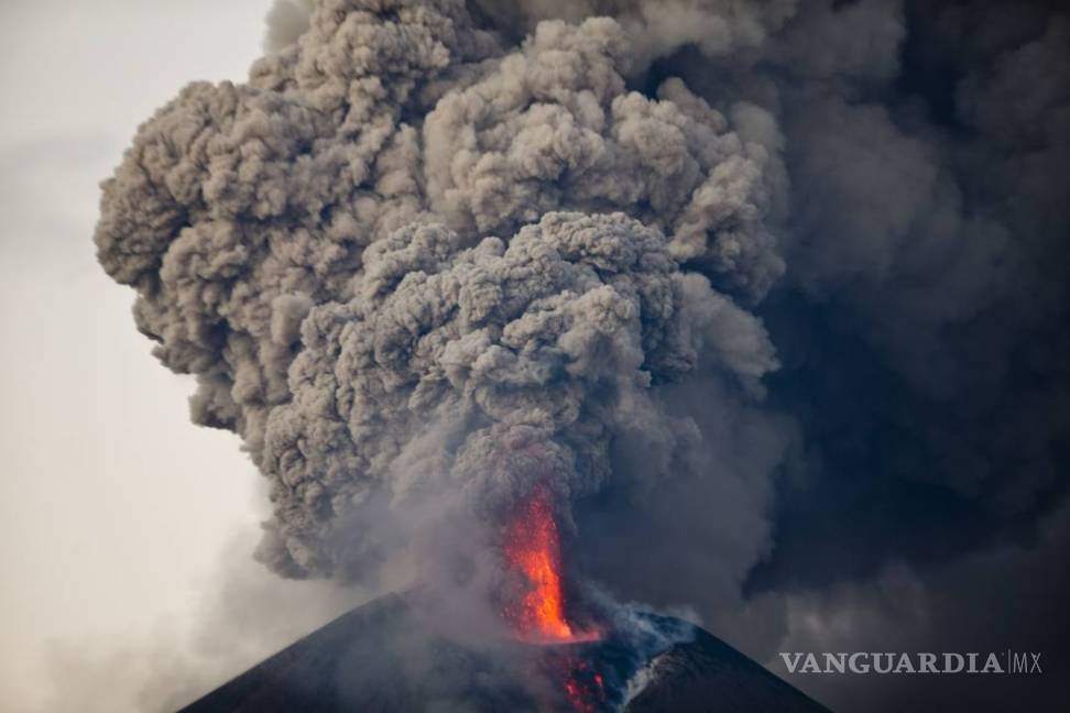 $!Lanza fuego el Volcán Momotombo en Nicaragua