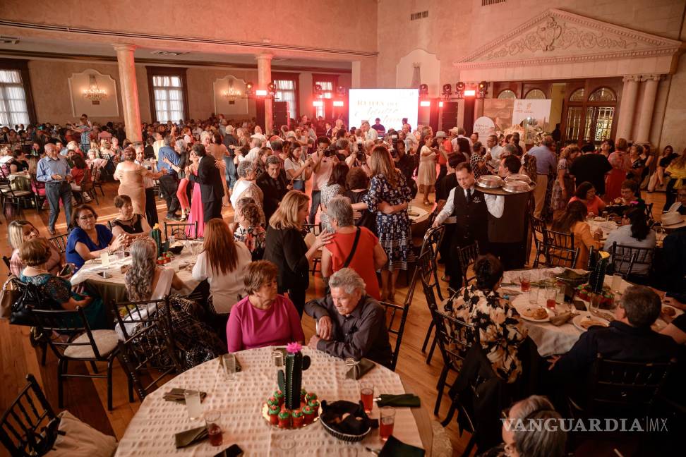 $!Adultos mayores de diferentes instituciones y clubes participaron en la tradicional elección y celebraron con música, baile y convivencia.