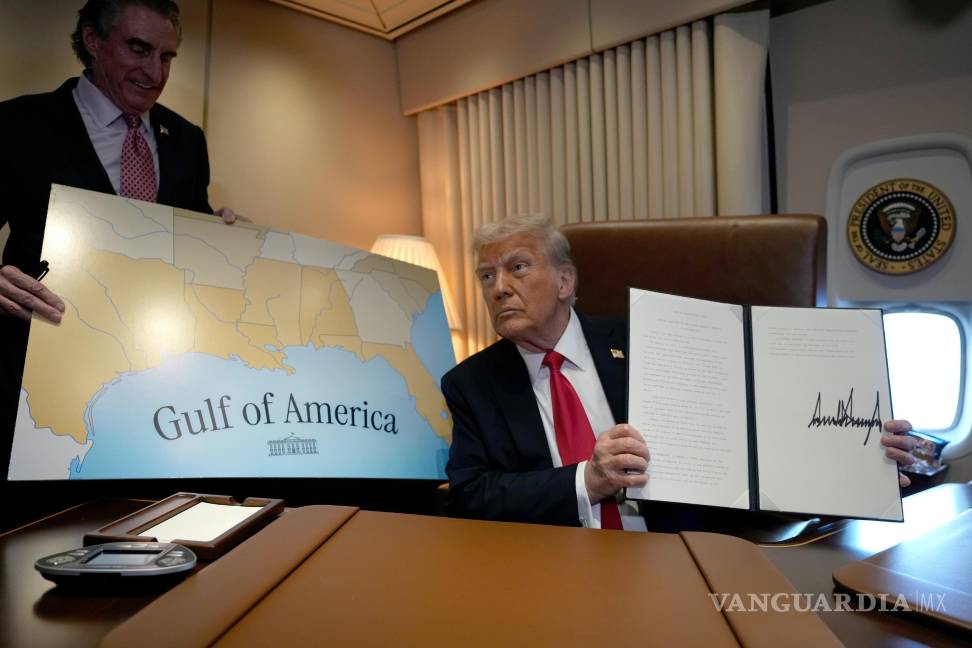 $!El presidente Donald Trump sostiene una proclamación firmada que declara el 9 de febrero como el Día del Golfo de América.