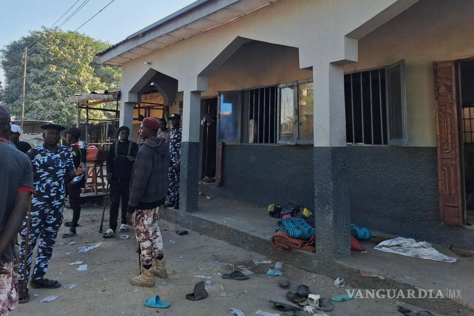 $!Personas inspeccionan la escena de una explosión mortal en una mezquita en Maiduguri, Nigeria.