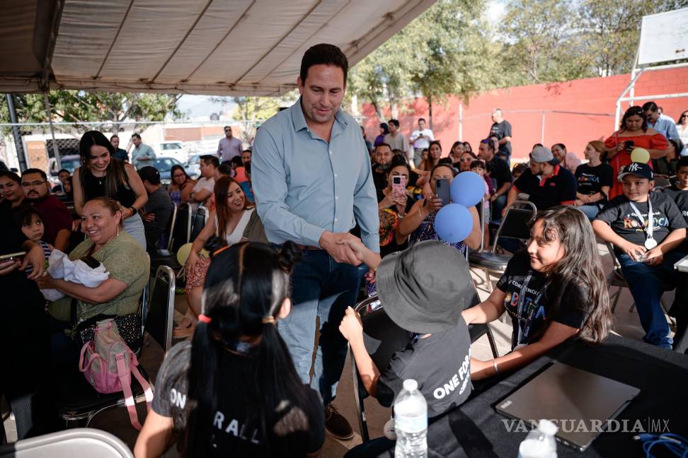 $!El alcalde Javier Díaz González convivió con los participantes y reconoció públicamente el talento y la dedicación de la niñez saltillense en áreas clave como la tecnología y la innovación.
