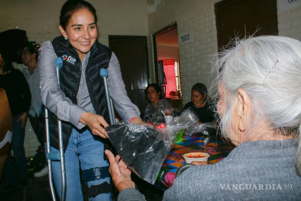 $!Escalante llevó obsequios navideños y compartió alimentos con las personas adultas mayores.